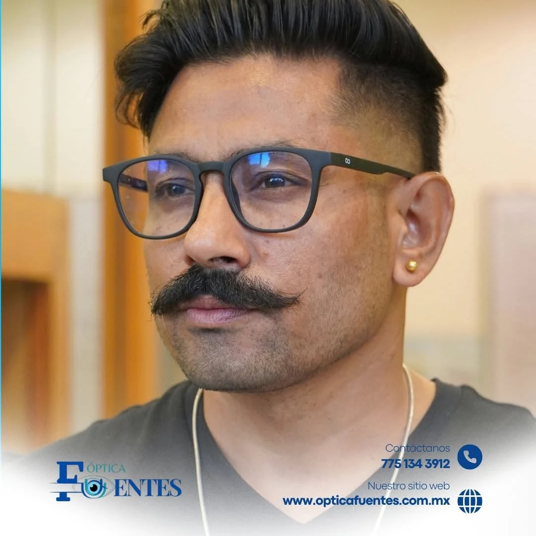 Hombre usando lentes