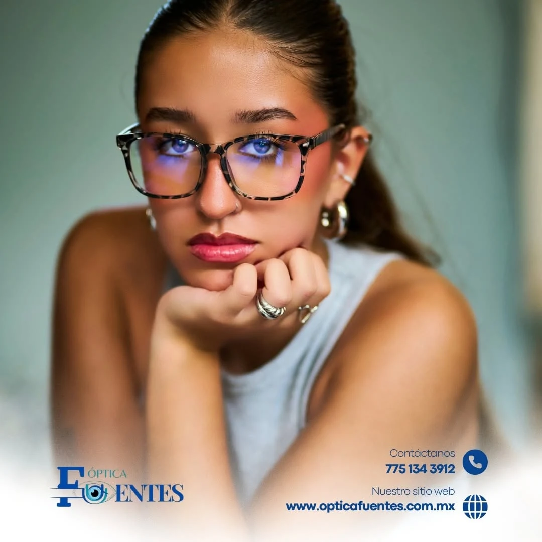 Mujer usando lentes
