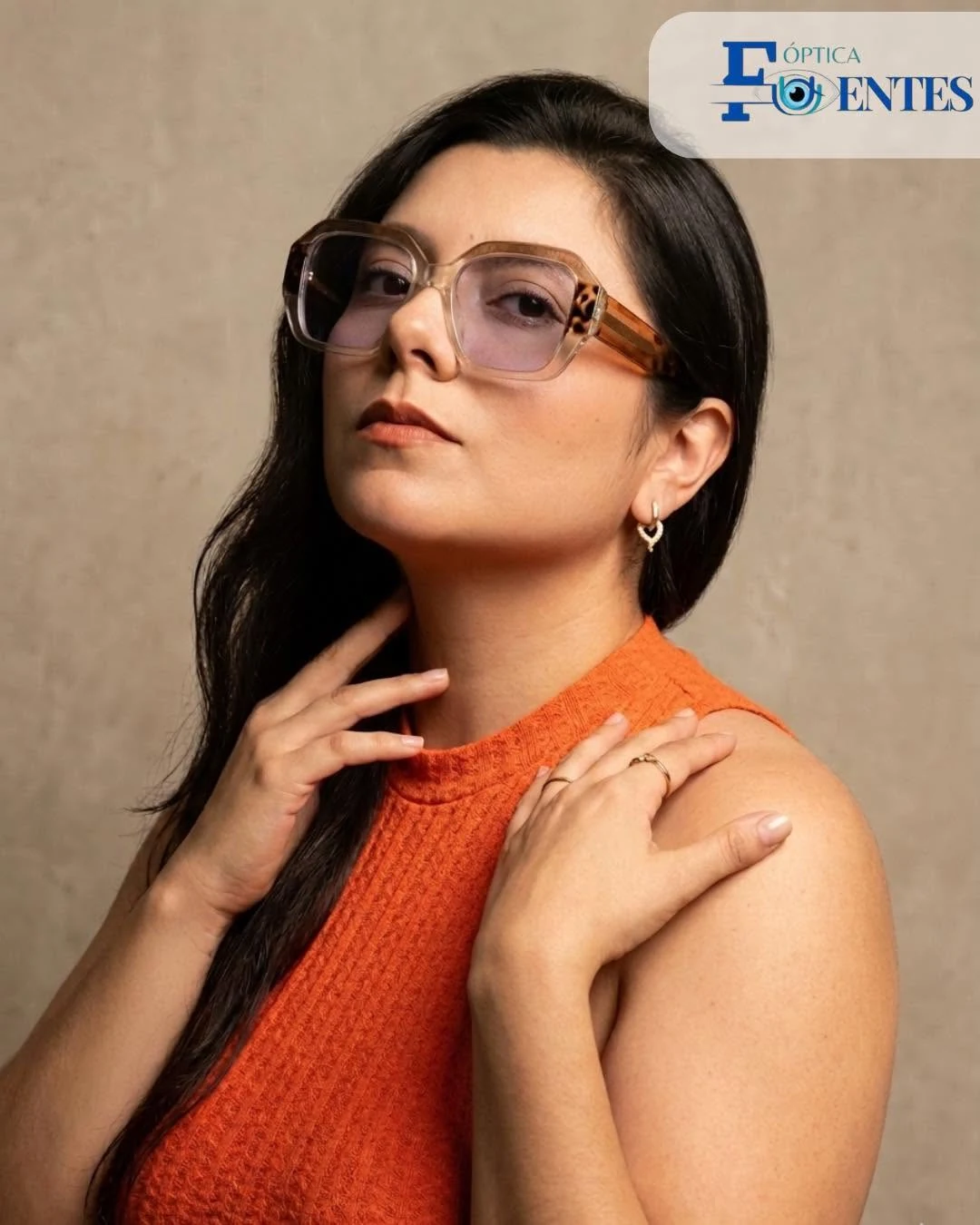 Modelo con lentes